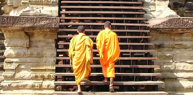 moines bouddhistes dans les temples d'Angkor