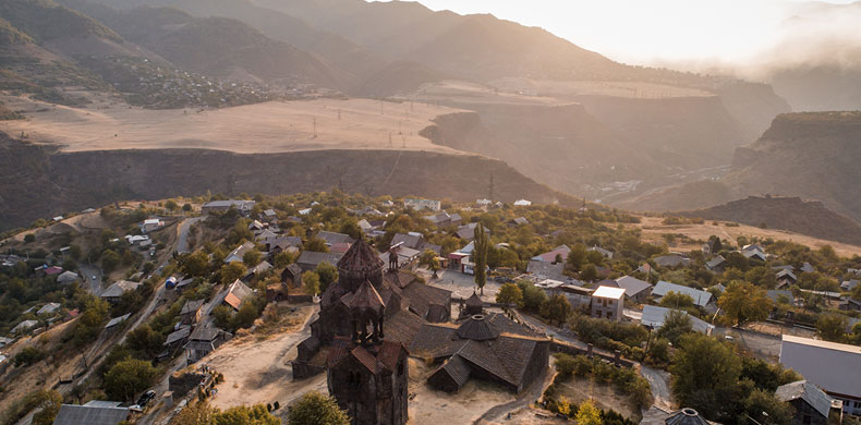 village dans les montagne du Caucase en Arménie
