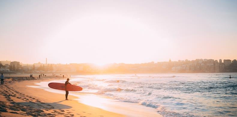 Surfeur sur la plage de Bondi Beach en Australie