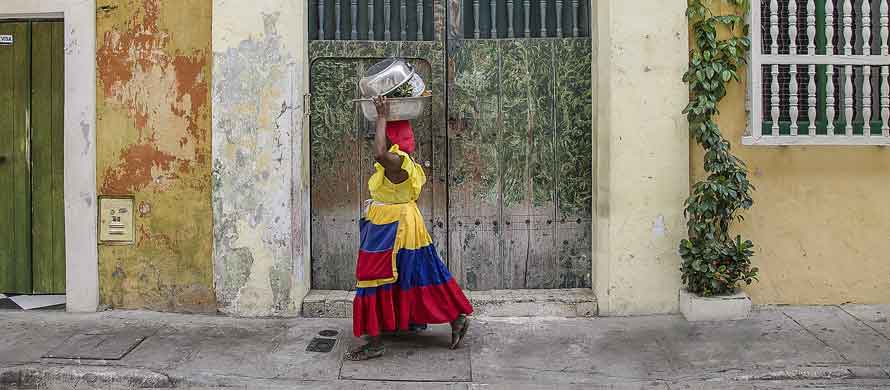 Femme colombienne dans les rues de Cartagena en Colombie