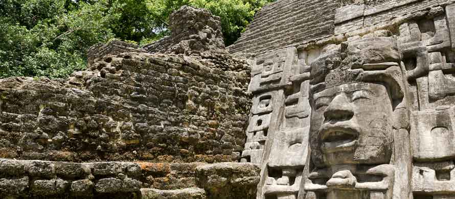ruines mayas à Lamenai au Belize