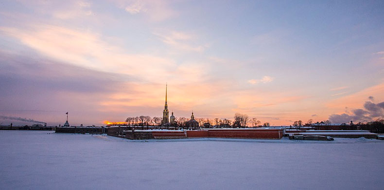 Coucher de soleil sur la Neva et Saint-Petersbourg