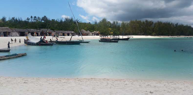 village de pêcheurs et plage de sable blanc