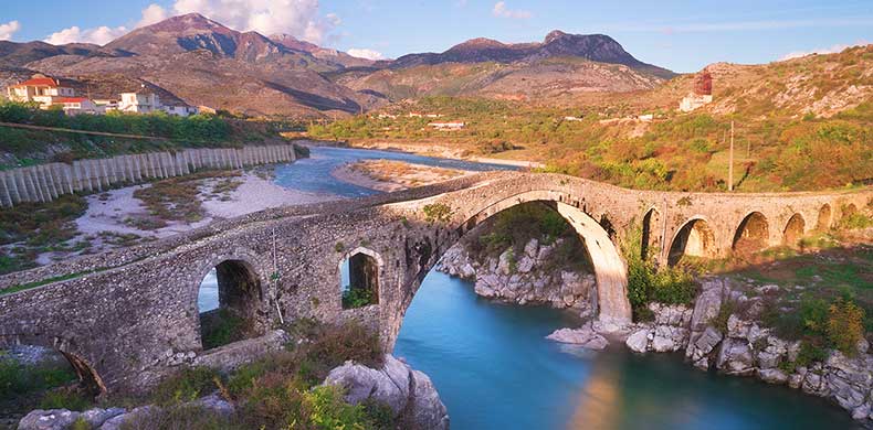 Vieux pont de Mes en Albanie