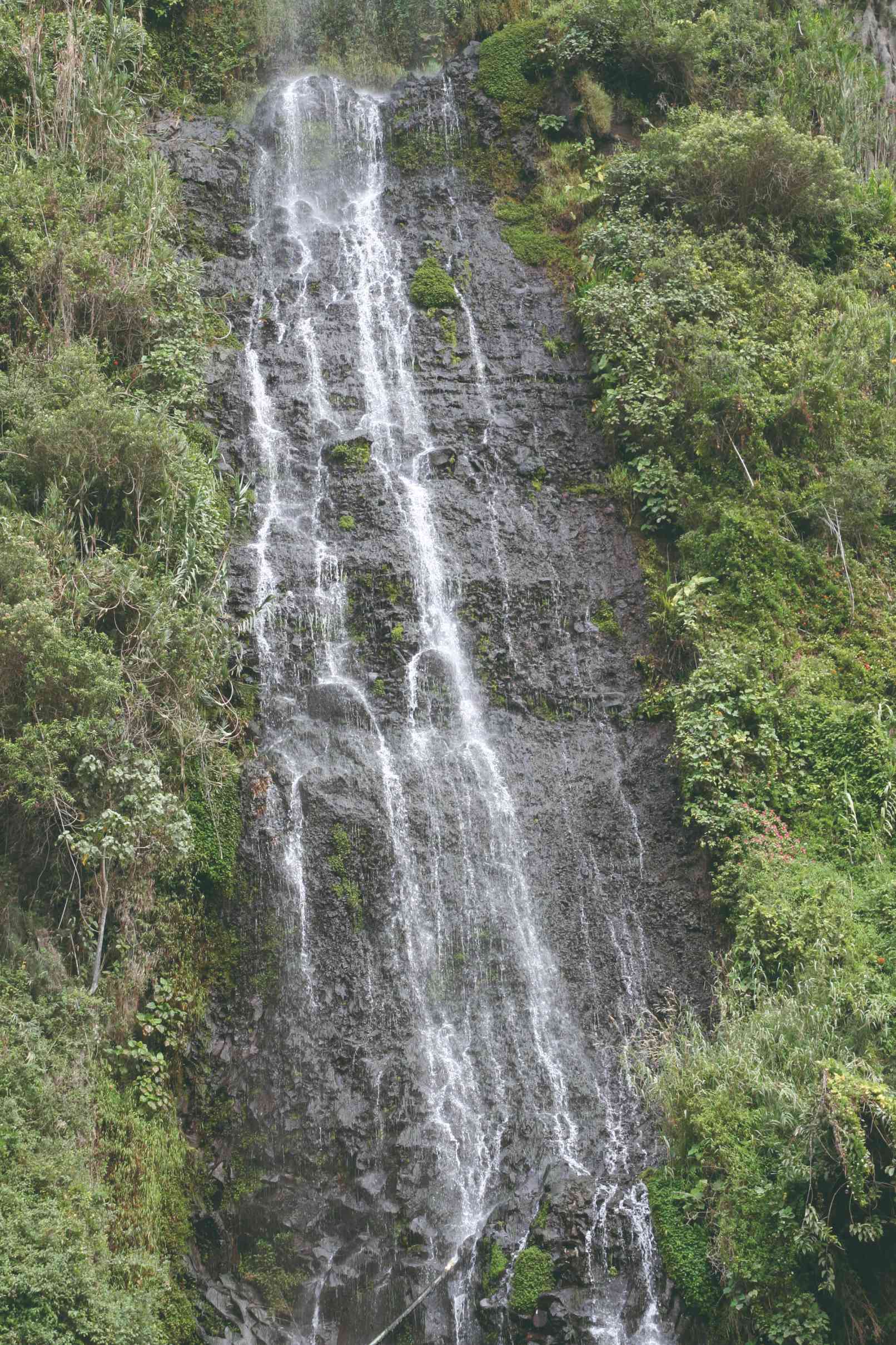 La gigantesque cascade bordant les bains de la Virgen à Baños.