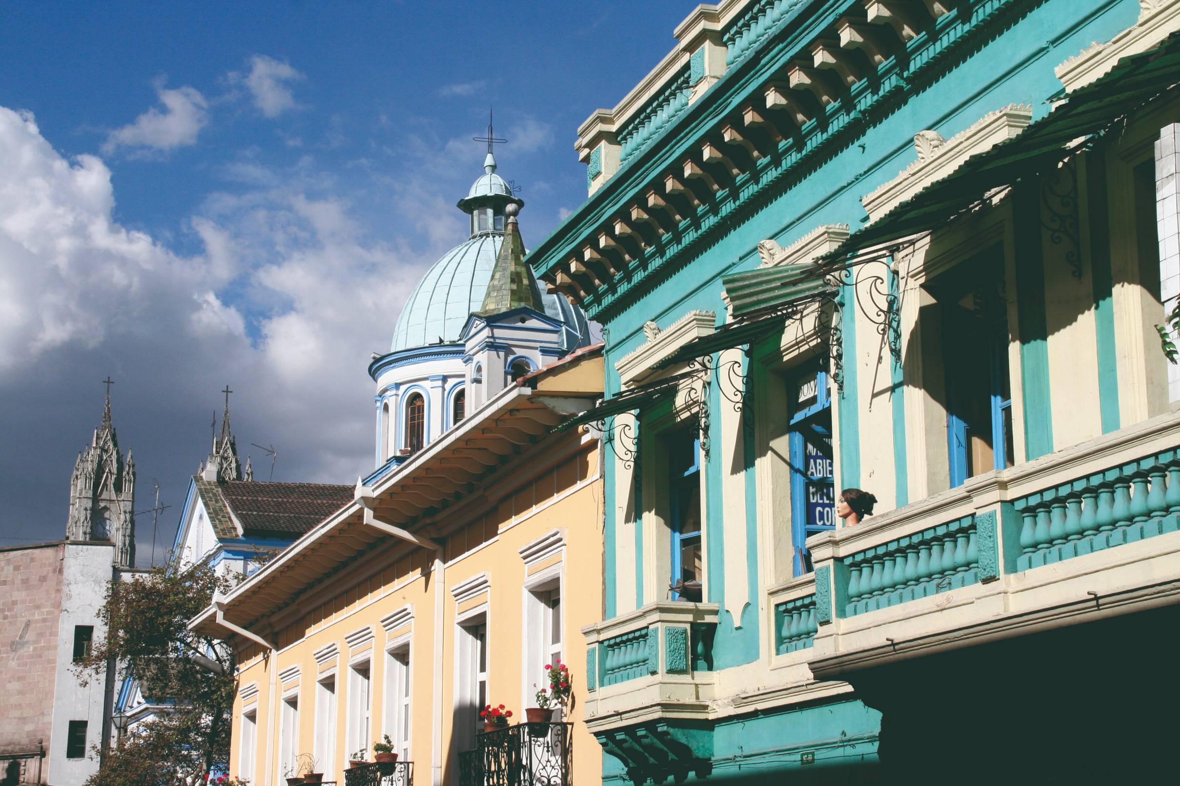 Rue colorée du Quito colonial.