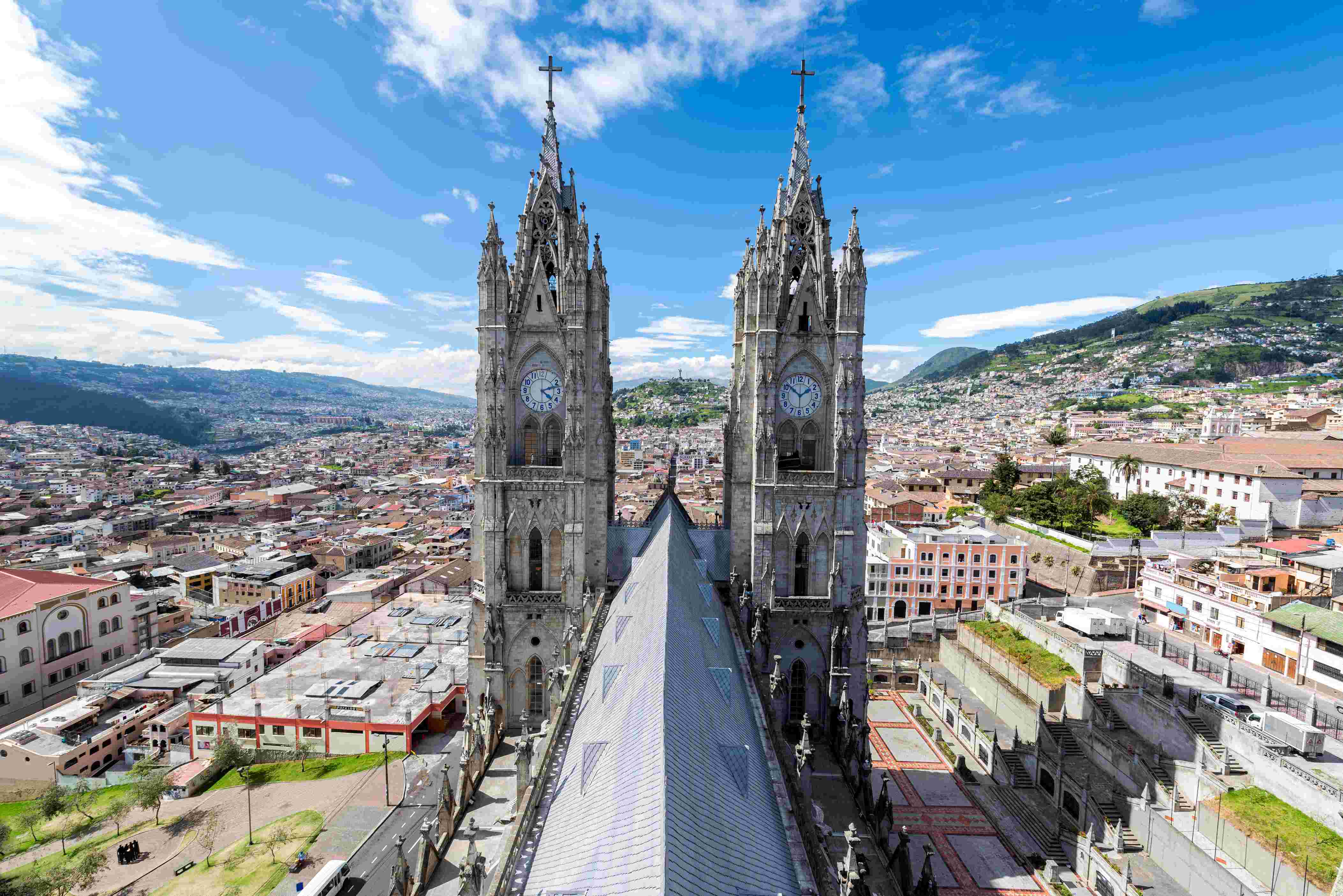 Vue sur Quito depuis les tours de sa basilique.