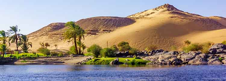 Vue du désert depuis un bateau sur le Nil