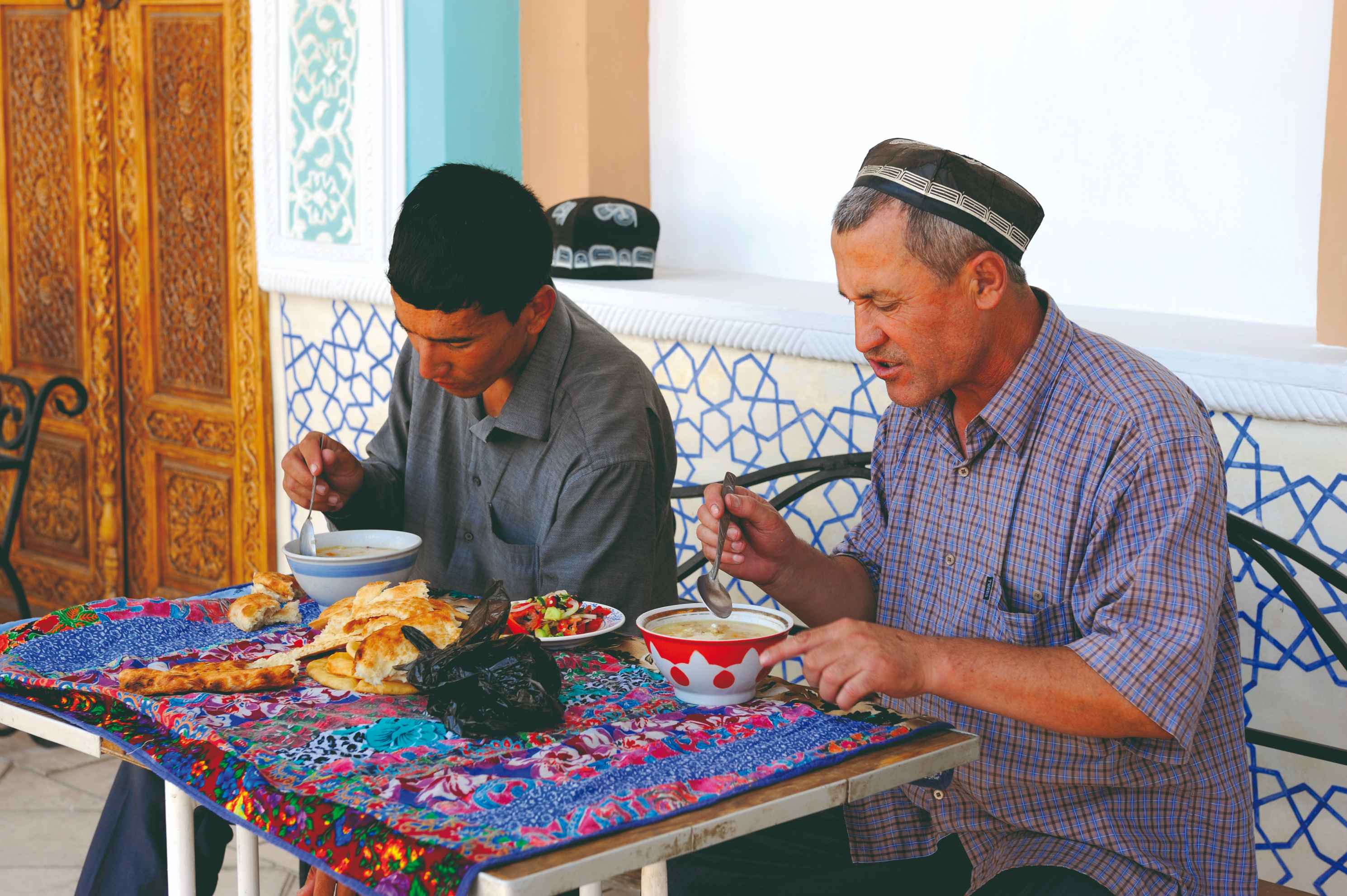 Gardiens de la mosquee Khazret Khizr en pleine pause repas.