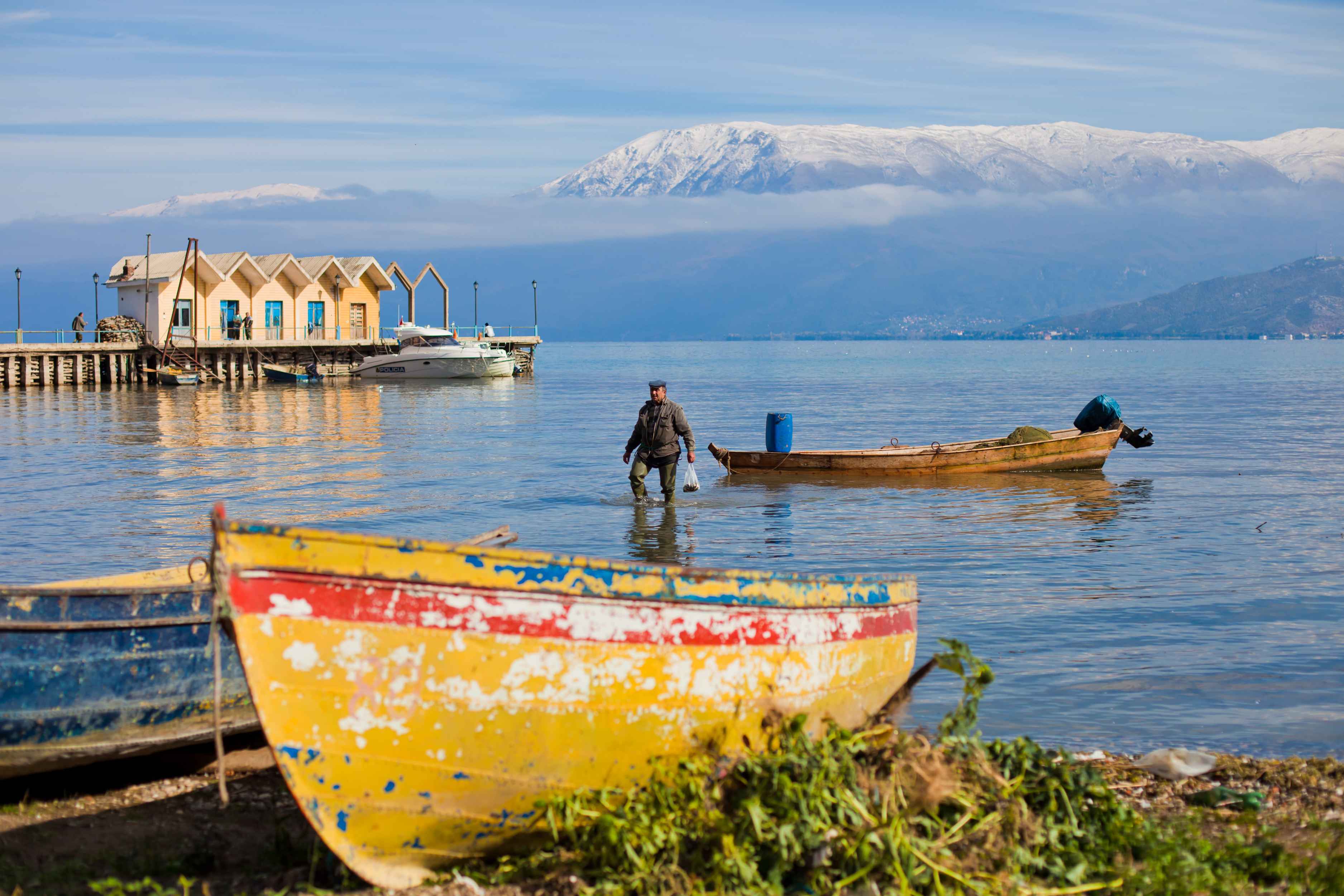 Pêcheur préparant son bateau, sur le lac de Prespa.