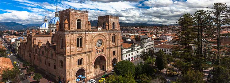 La cathédral au centre de Cuenca en Equateur