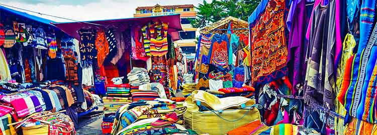 Marché de tissu coloré en Equateur
