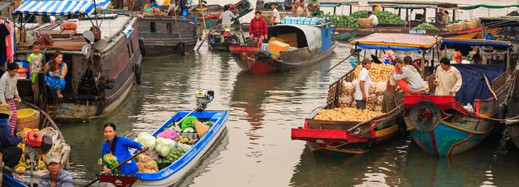 Marché flottant sur le Delta du Mekong au Vietnam