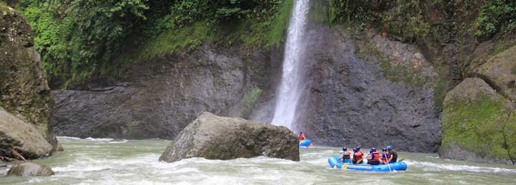 descente en rafting sur la rivière Pacuare au Costa Rica