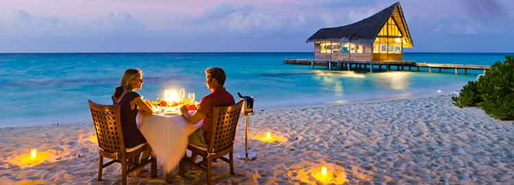 Un couple profitant d'un dîner privé sur la plage