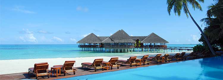 Centre de villégiature sur une plage des Maldives