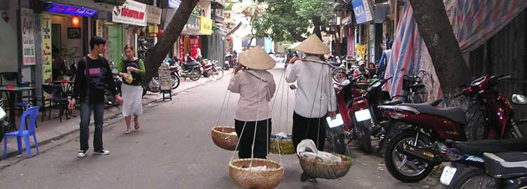 femmes vietnamiennes dans les rues de Hanoi