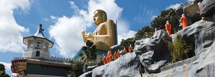 Bouddha au sommet du temps d'or à Dambulla