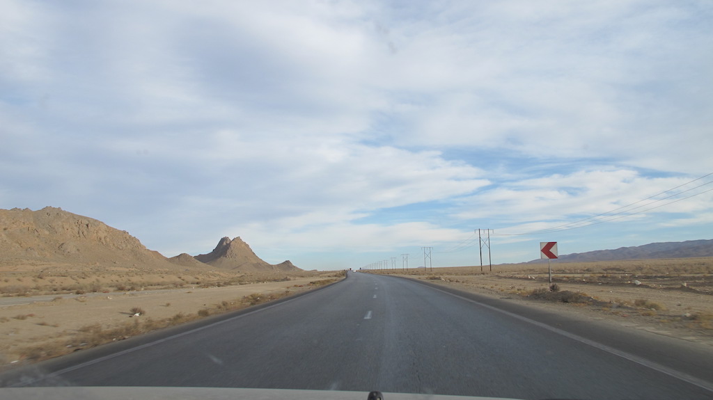 Vue du désert iranien depuis la route