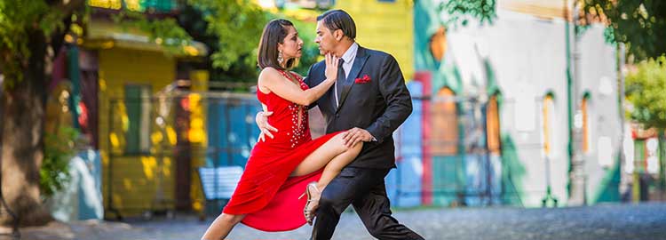 Des danseurs de tango dans les rues de Buenos Aires