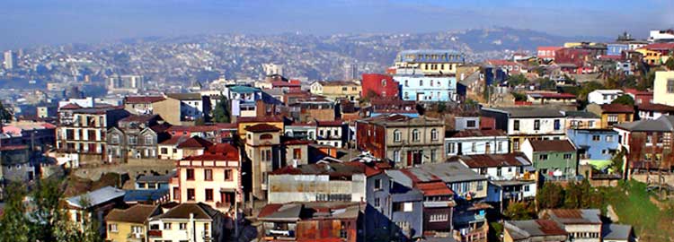 Vu panoramique des maisons de Santiago - Valparaiso