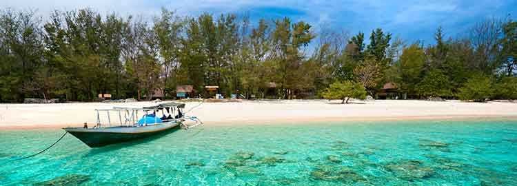 Un bateau sur la plage aux eaux turquoise à Lombok
