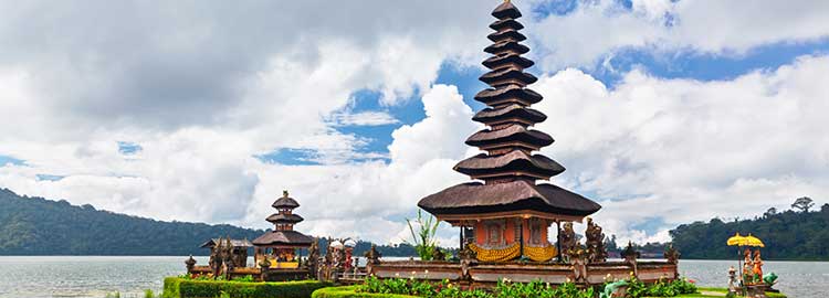 Le temple de Pura Ulun Beratan sur l'eau à Bali