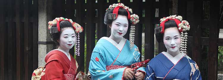 Trois geishas en kimono