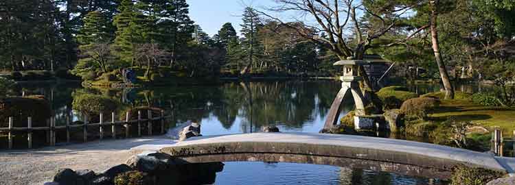 Un pont dans le jardin de Kanazawa