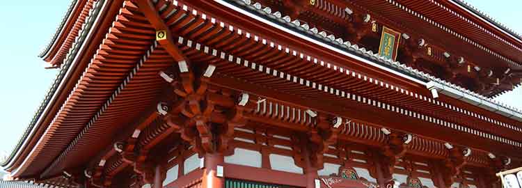 Le toit du sanctuaire Sensoji à Asakusa