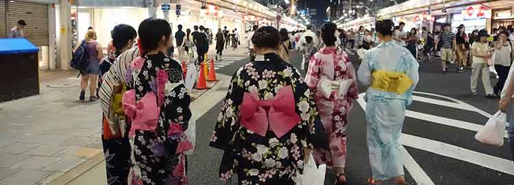 Femmes de dos en  yukata dans les rues de Kyoto