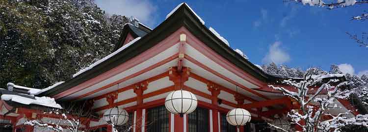 Le temple Kurama-dera sous la neige à Kyoto