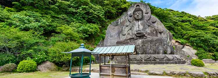 La statue de Bouddha sur la montagne Nokogiri