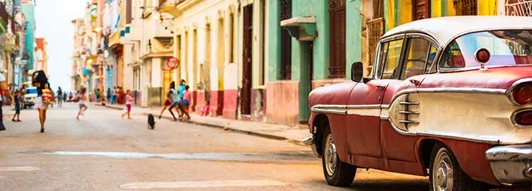 Voiture américaine sur la rue de la Havane