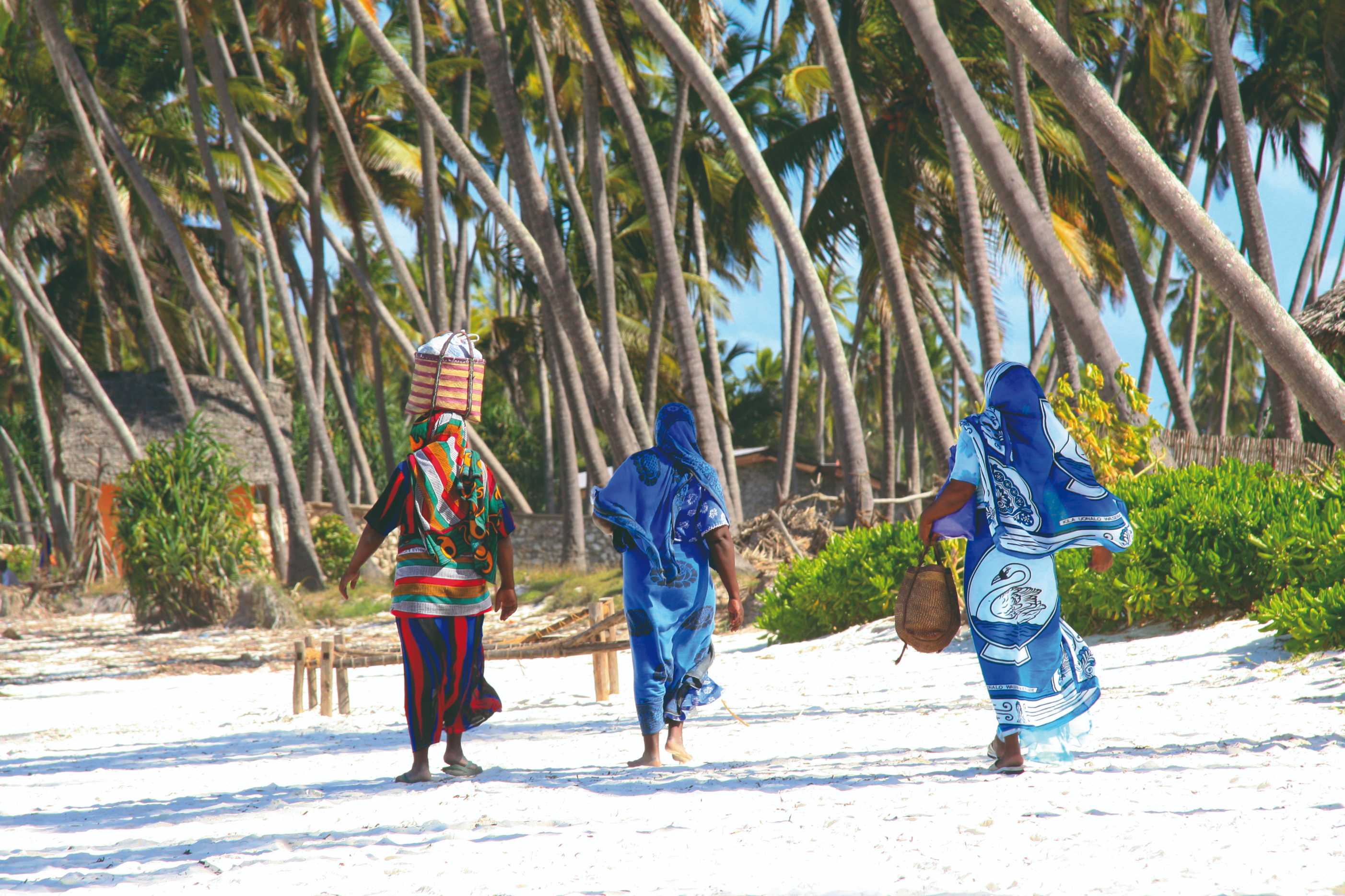 Femmes de Zanzibar sur une plage de sable.