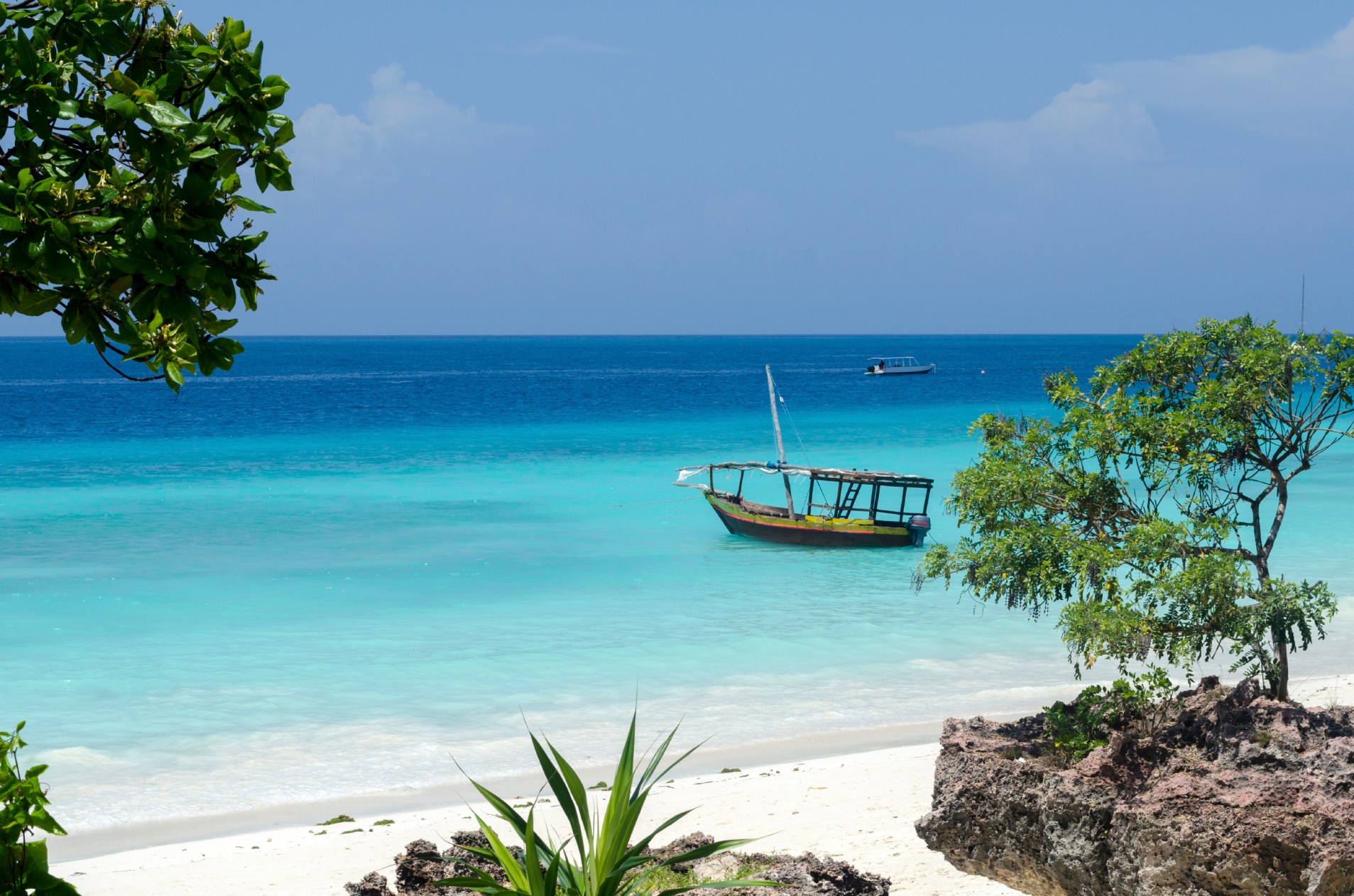 Bateau de pêche dans les eaux turquoise de Zanzibar.