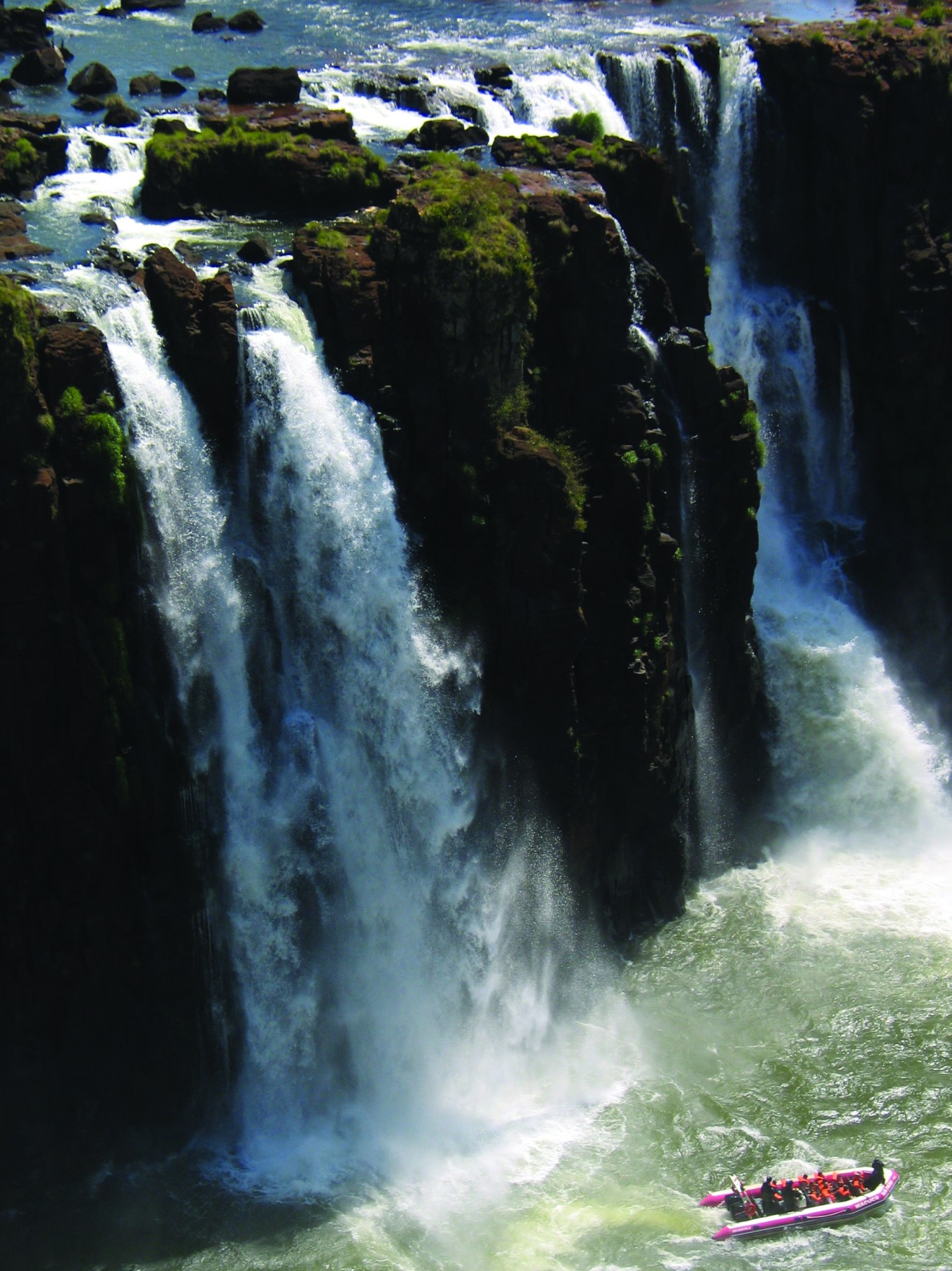 Touristes approchant des chutes d'Iguazú.