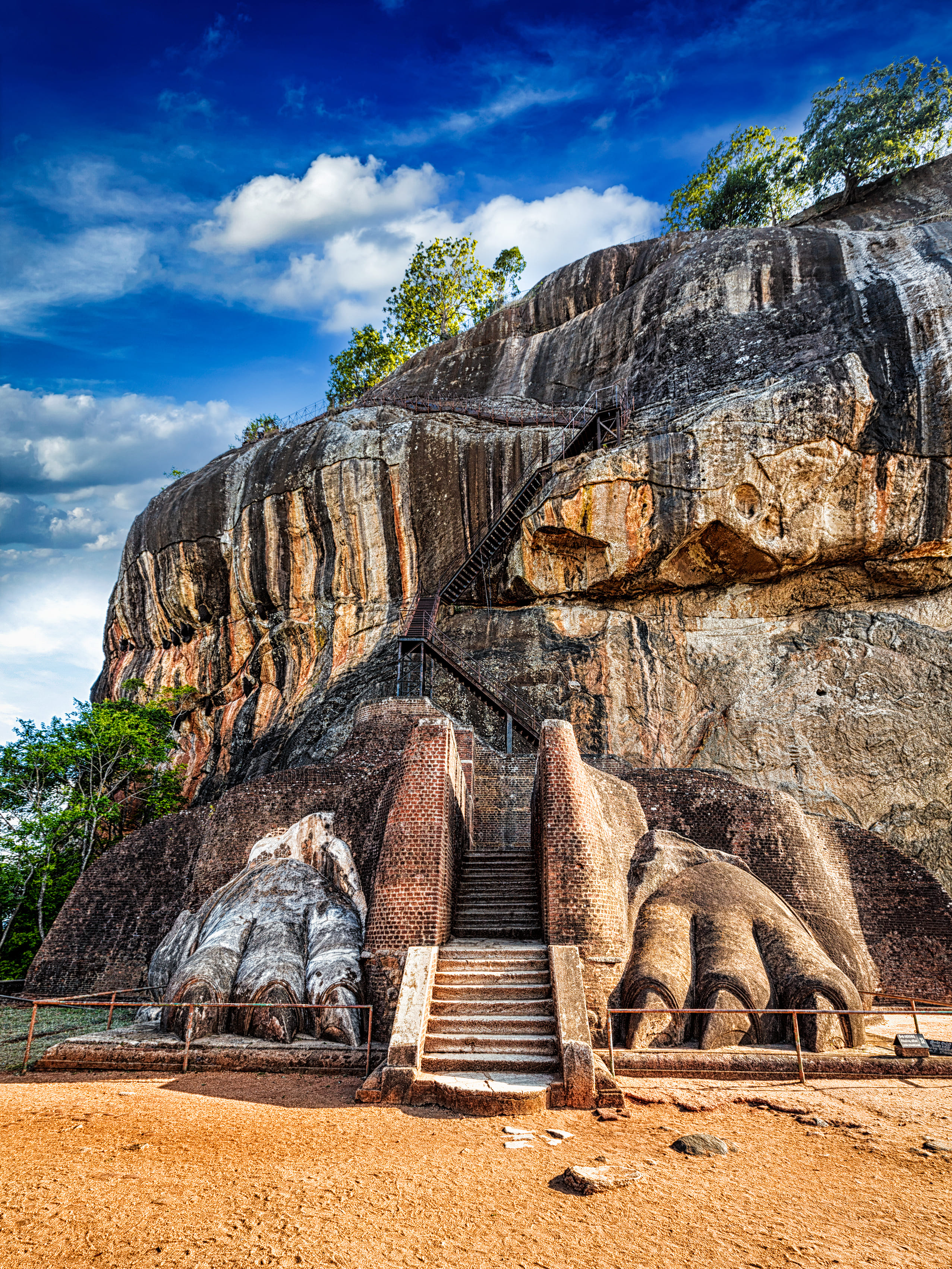 Pattes de lion au pied du rocher de Sigiriya.