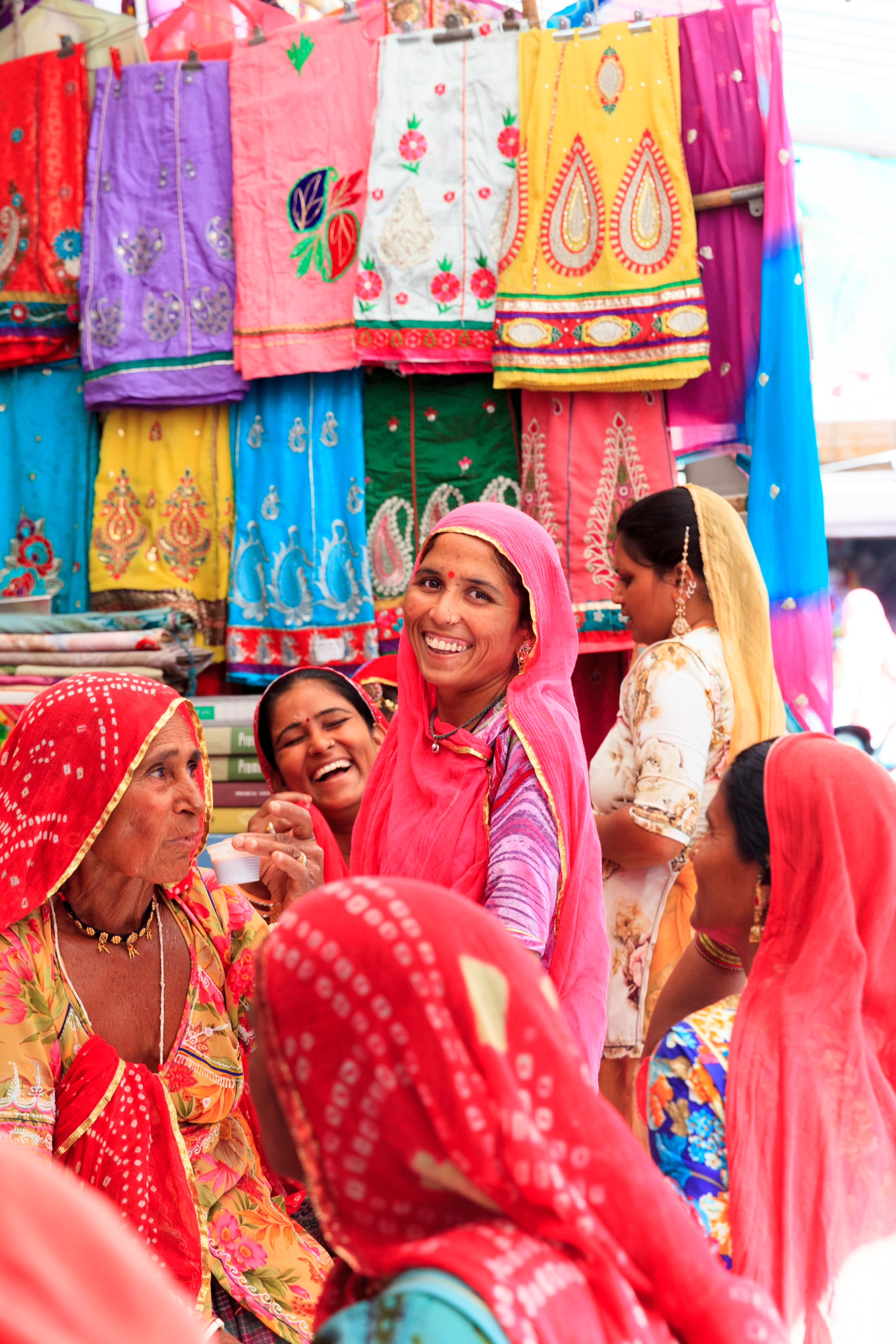 Femmes indiennes achetant des tissus en soie au marché de Sadar.