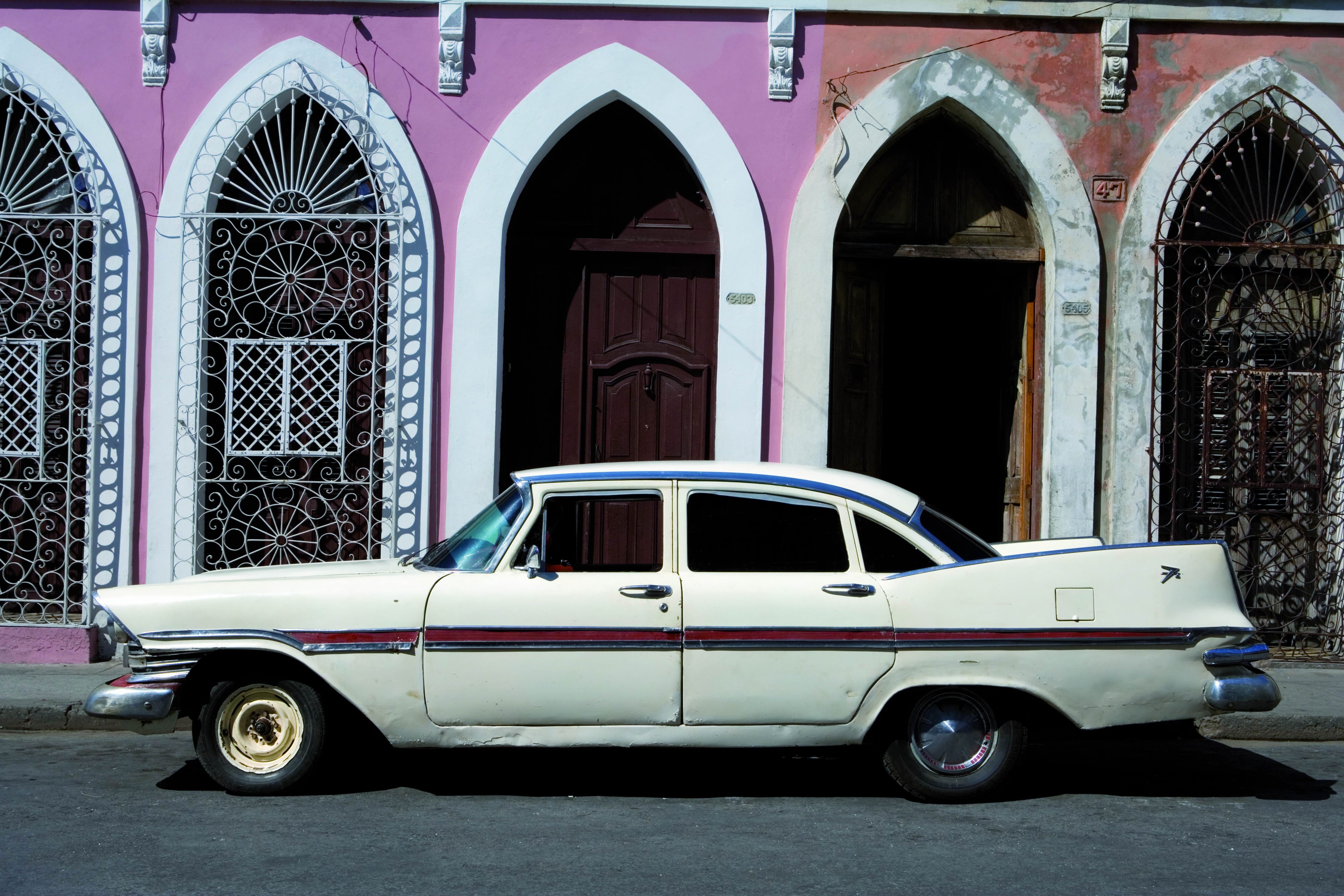 Voiture ancienne dans les rues de Cienfuegos.