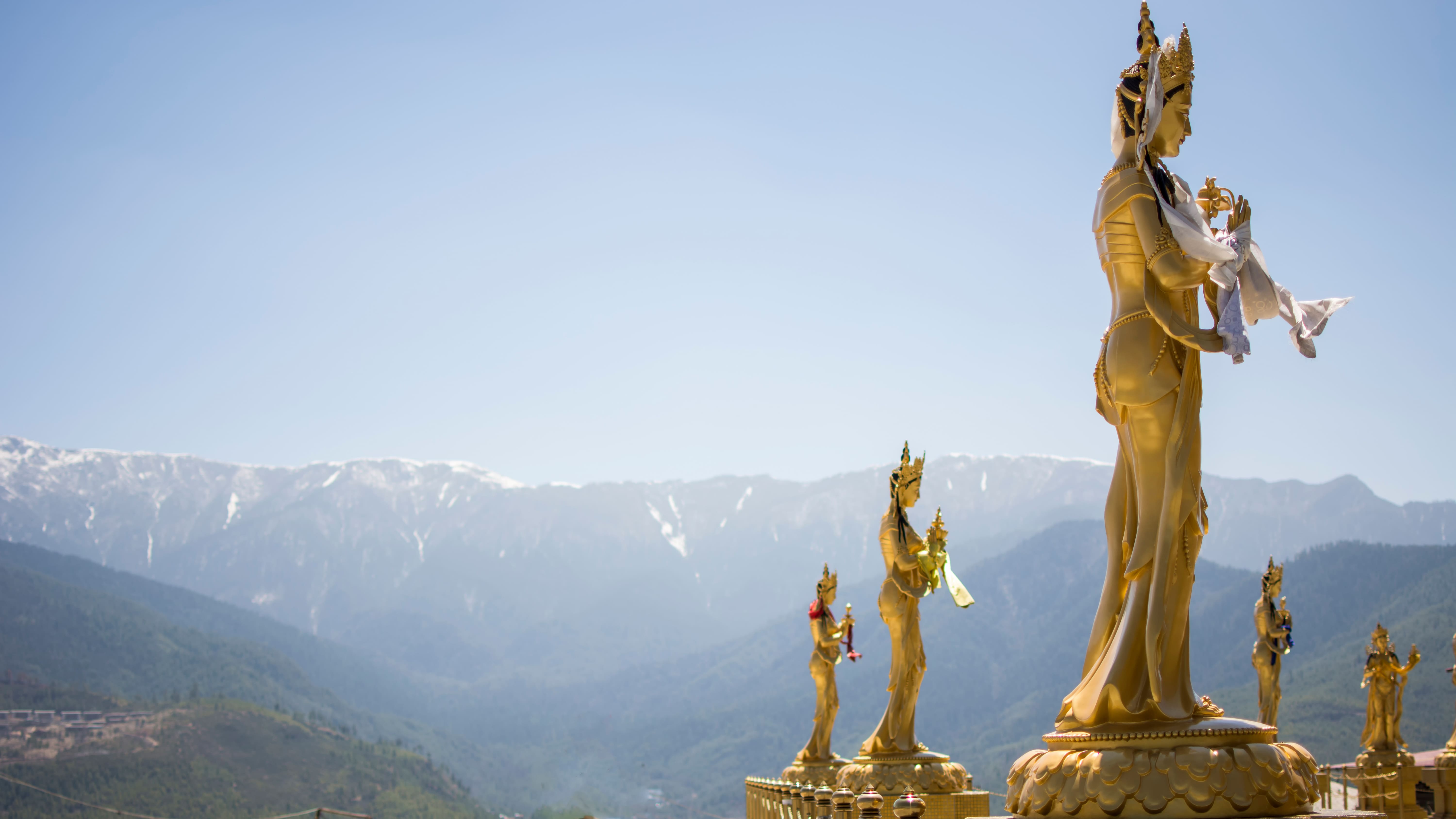 Statues surplombant Thimphu.