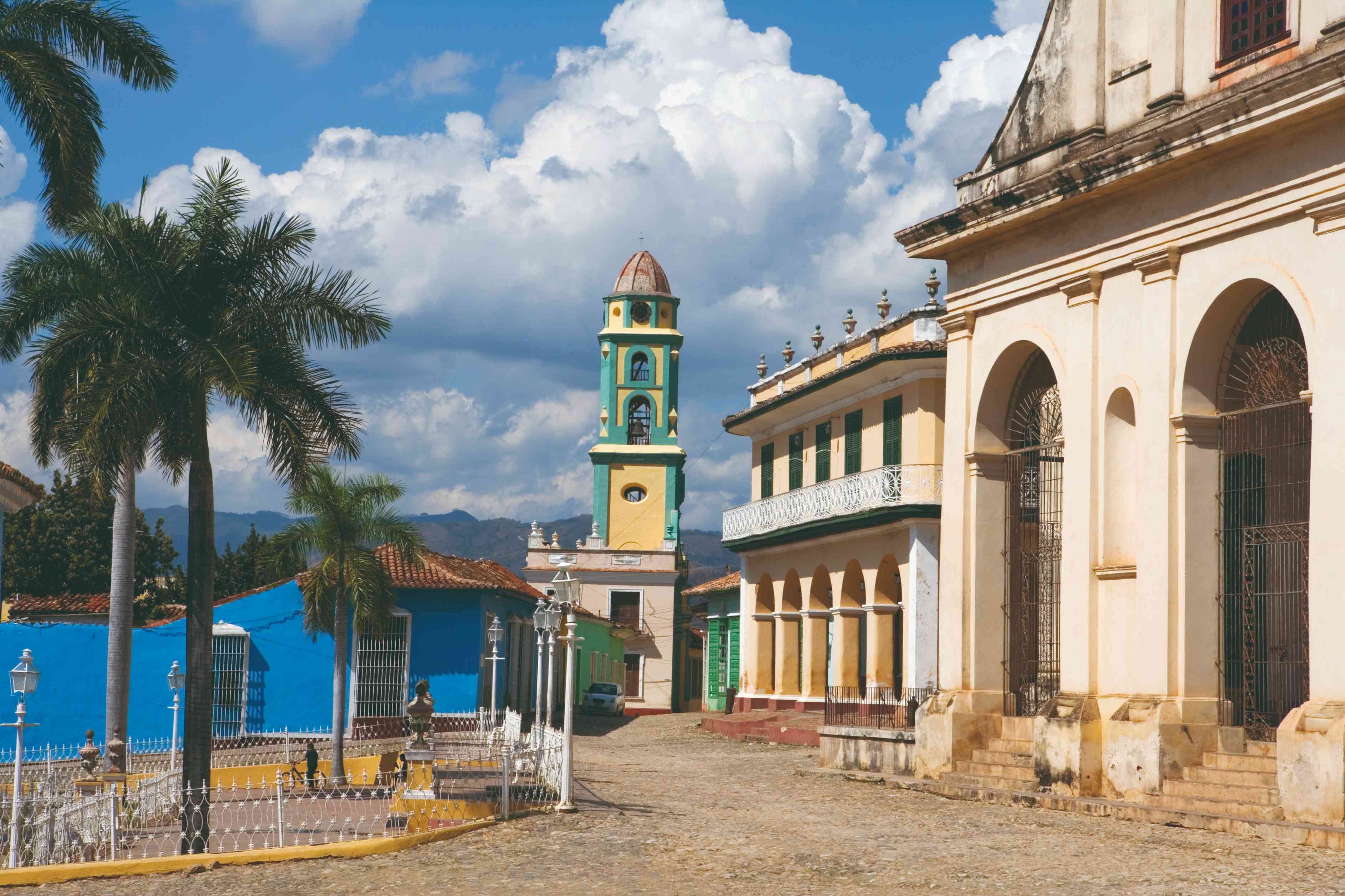 Iglesia de la Santisima Trinidad et Musée national de la Lutte contre les bandits.