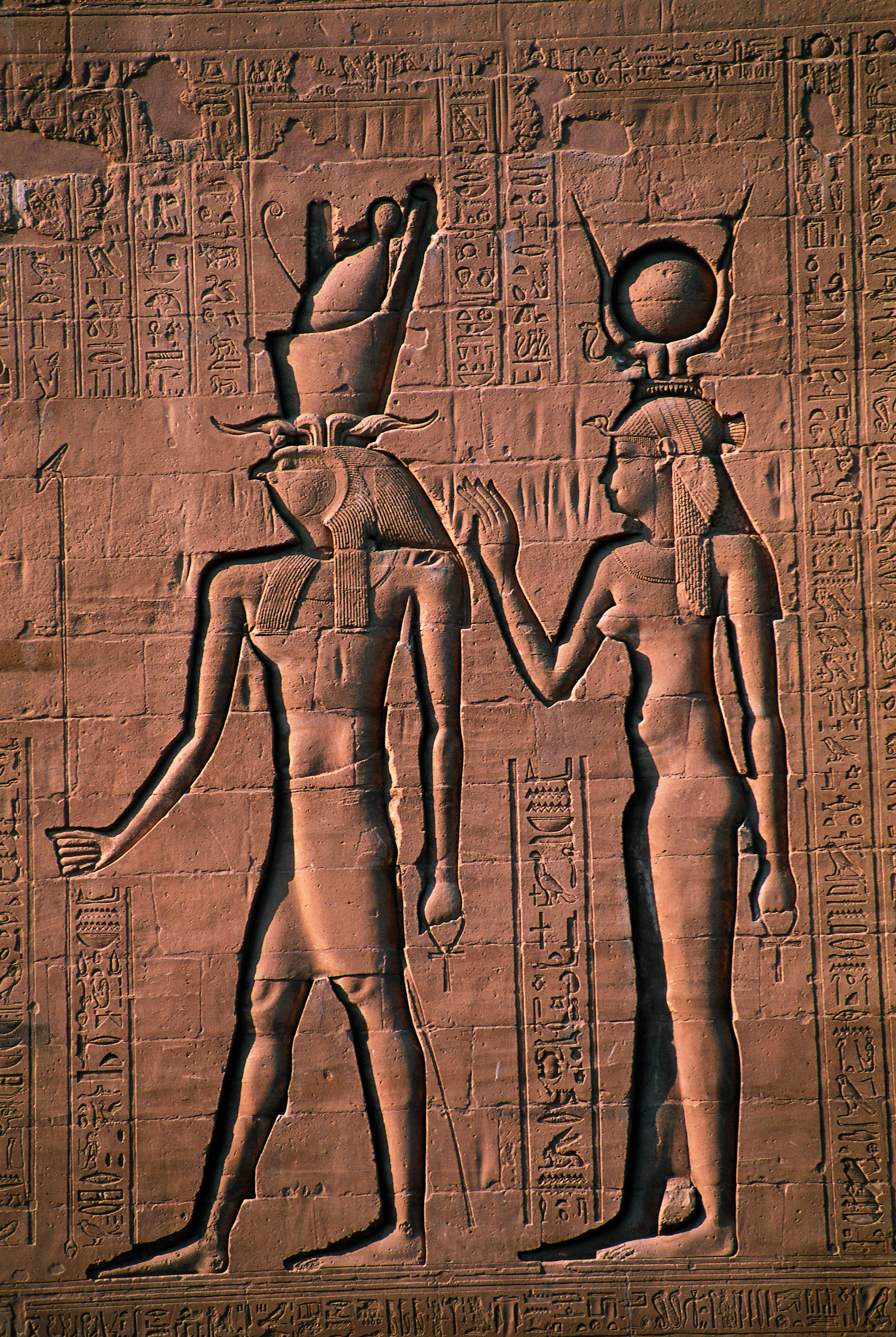 Temple Edfou, bas relief representant Horus et Hathor.