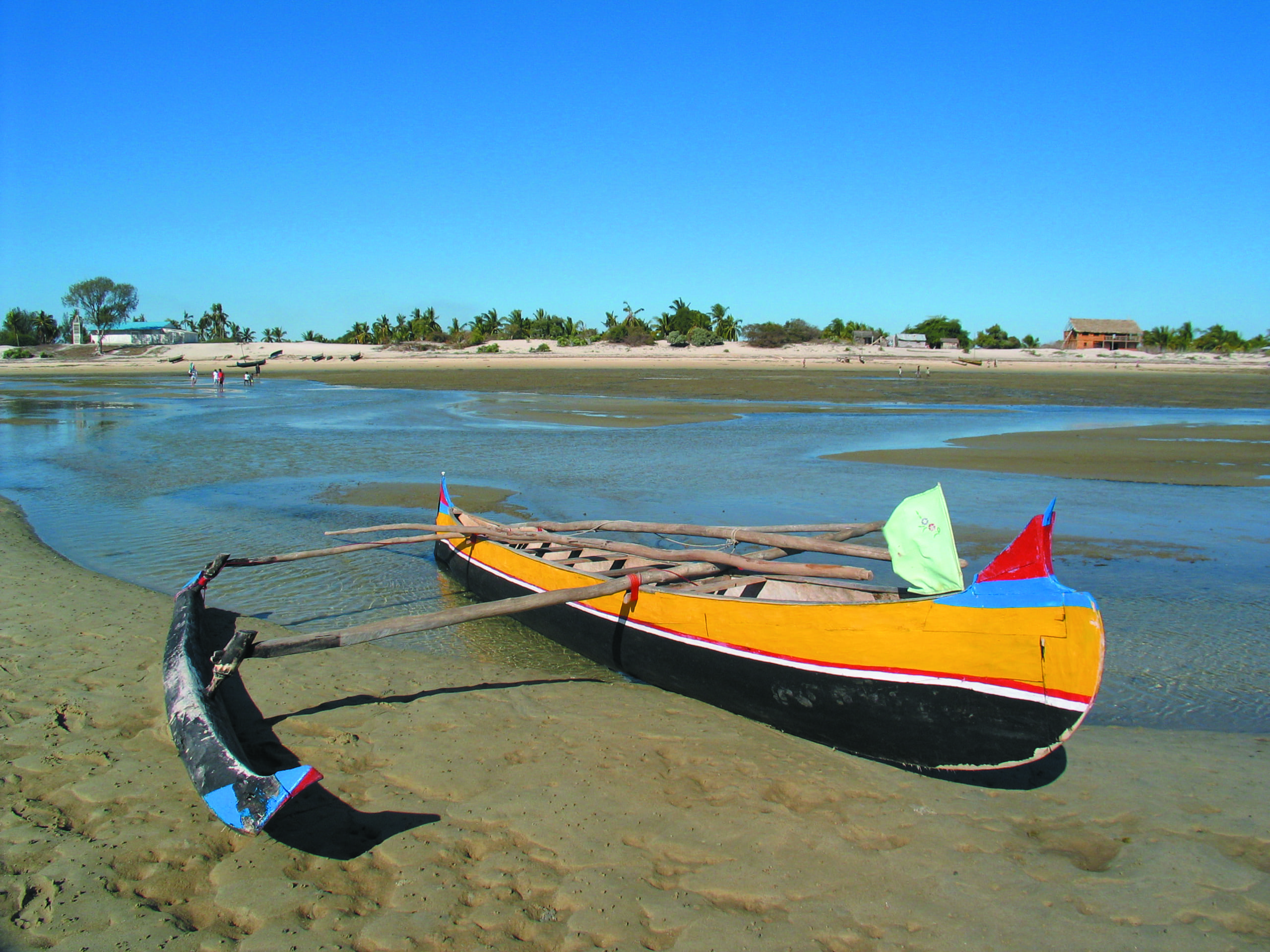 Pirogue a balancier sur fond de maree basse a Belo sur mer