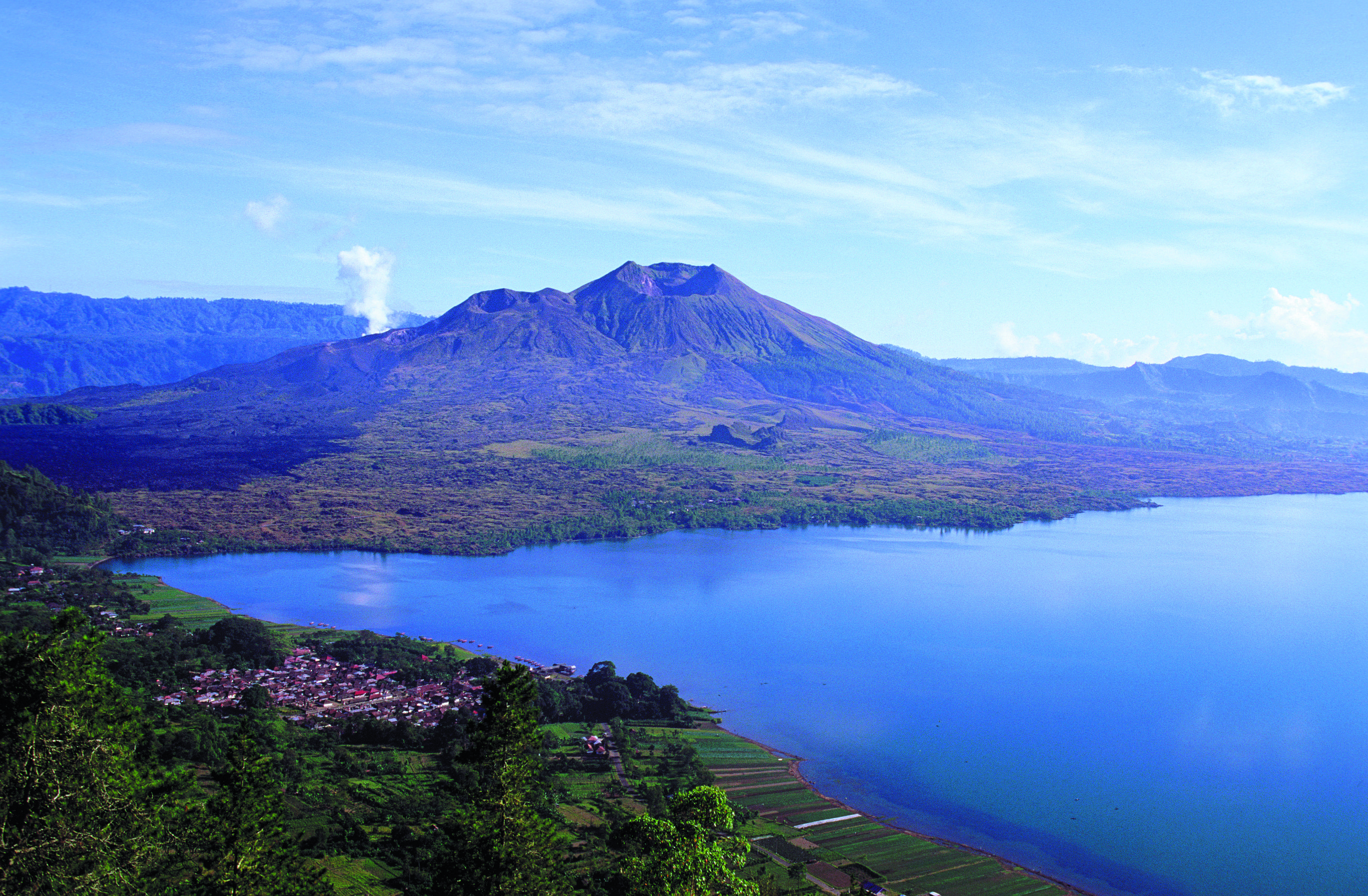 Lac et volcan Batur.