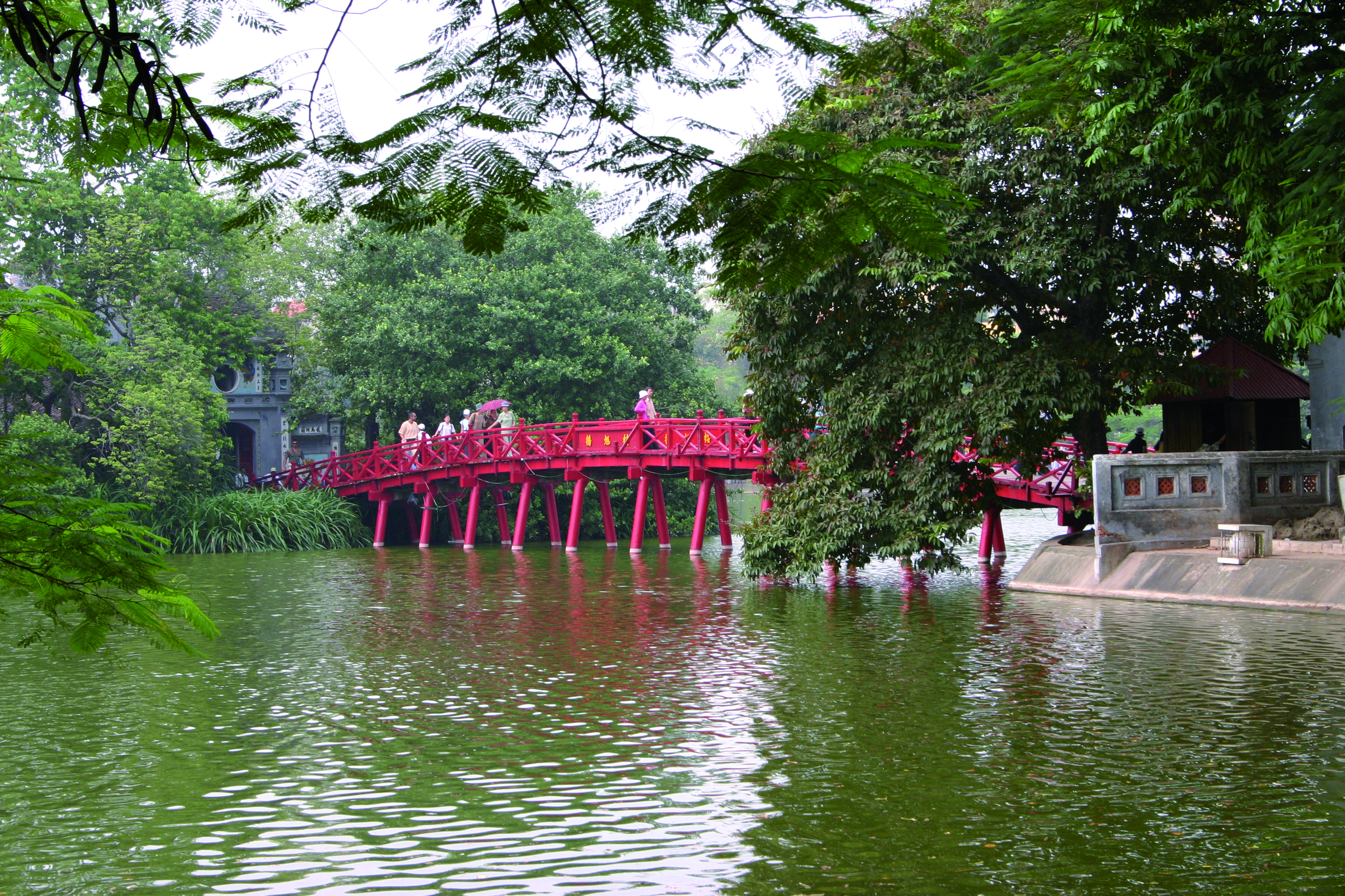 Le pont rouge du lac de l épée retrouvée a Hanoi.