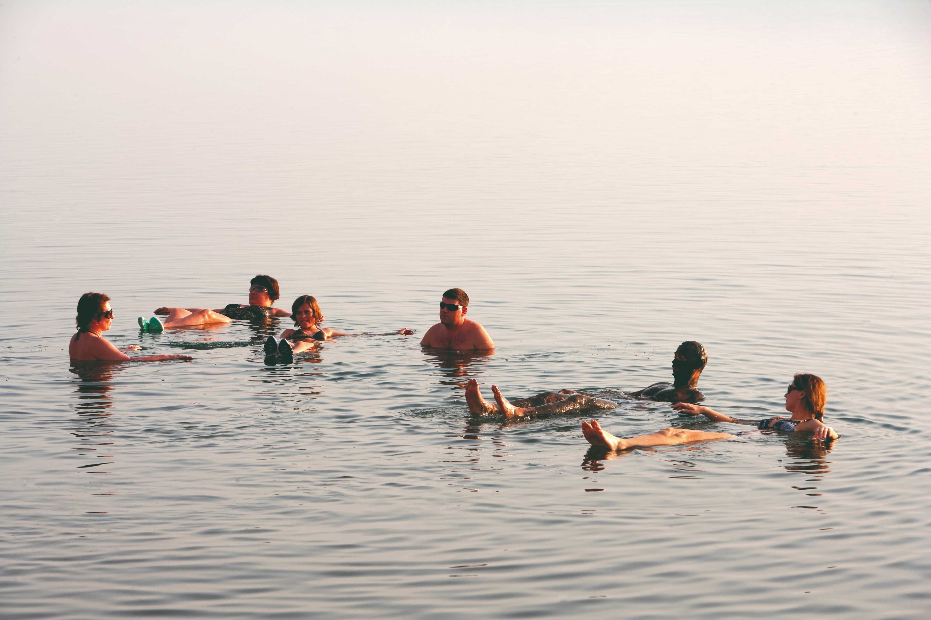 Baigneurs flottant sur la mer Morte.
