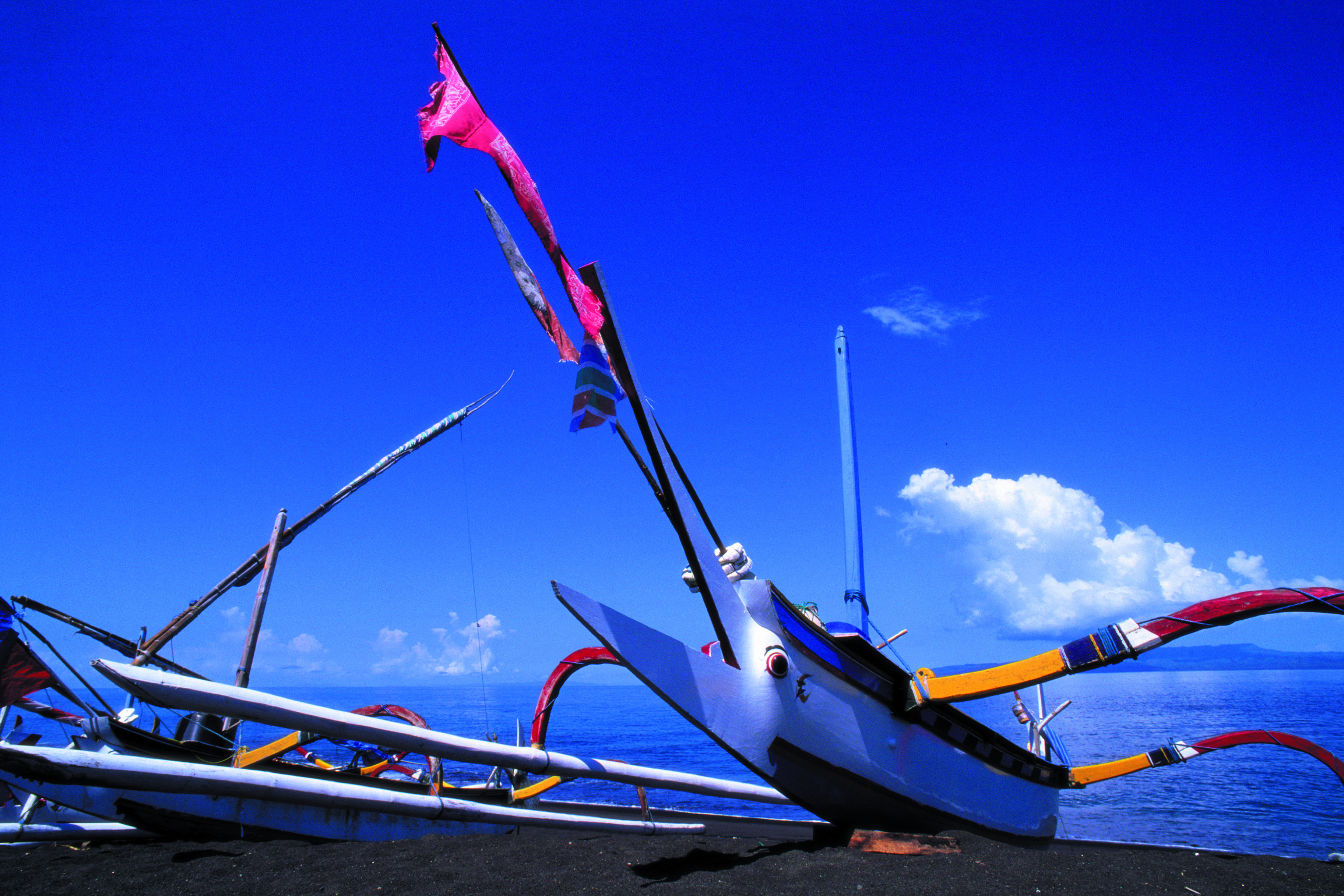 Bateaux typiques sur la plage de Kusamba