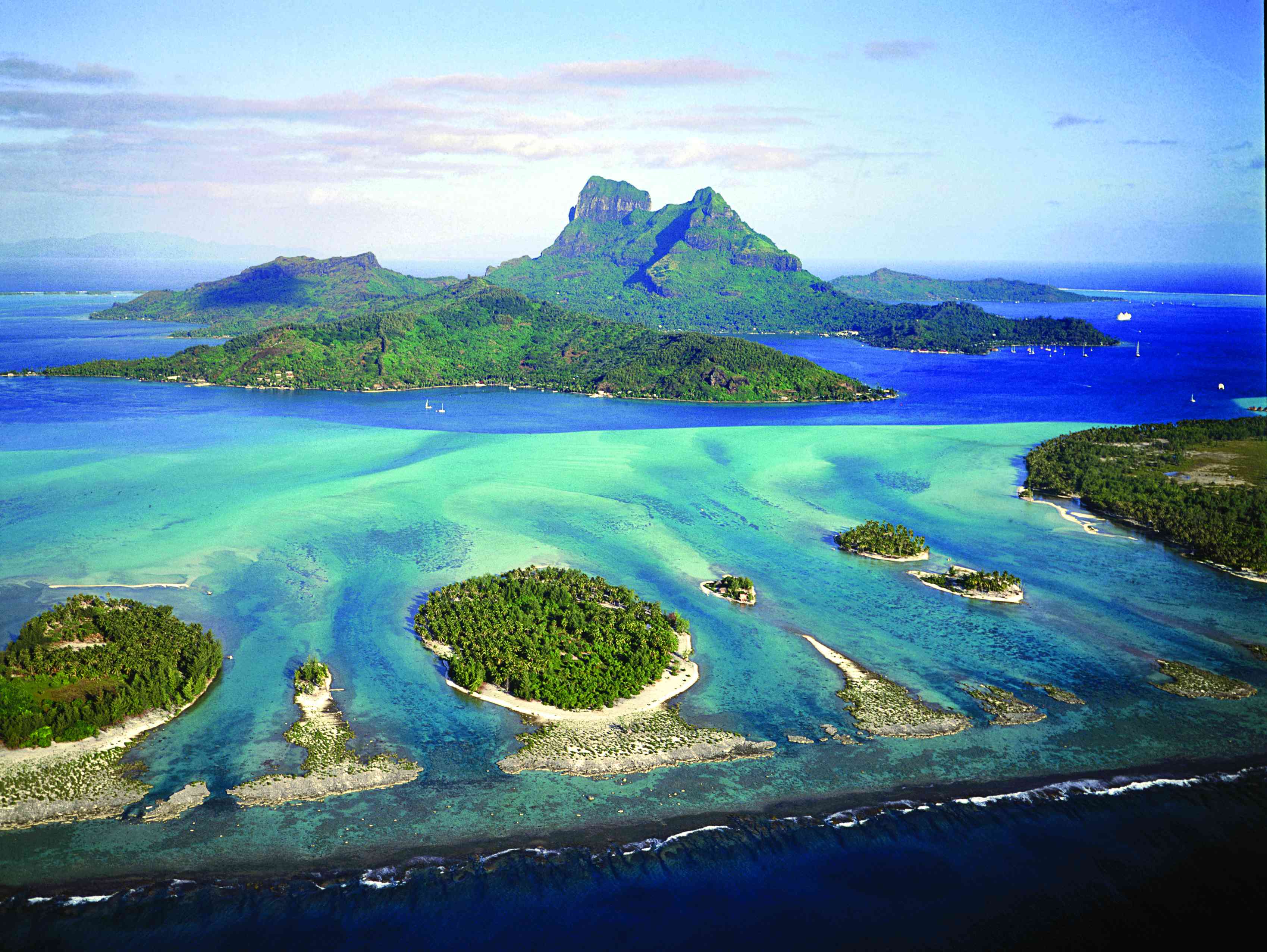 Vue de Bora Bora et ses chapelets de motus