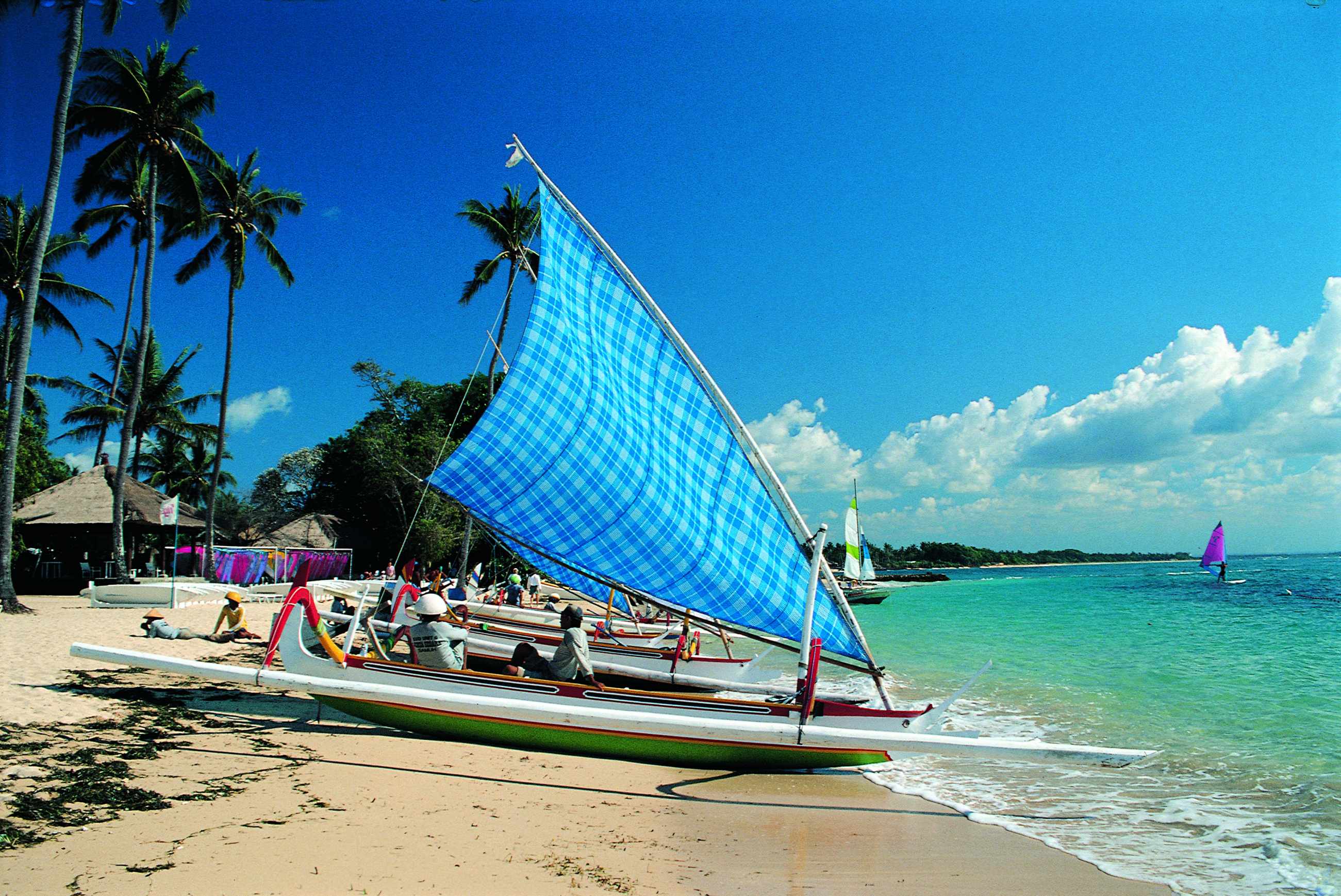 Bateaux de pêche sur la plage de Nusa Dua